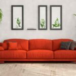 Wohnzimmer-mit-vielen-Pflanzen-und-einem-roten-Sofa-2