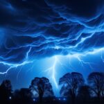 Firefly ein blau aufleuchtender gewitterblitz am dunklen fast schon schwarzen nachthimmel 36040