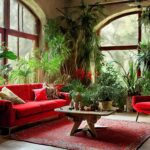 Firefly wohnzimmer mit vielen pflanzen und einem roten sofa 36040 (1)
