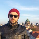 Firefly Bildgenerierung Beispiel Mann mit Sonnenbrille vor Berlin Kulisse